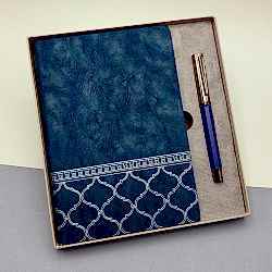 Toptan Kutulu Desenli Deri Defter Ve Metal Roller Kalem Set